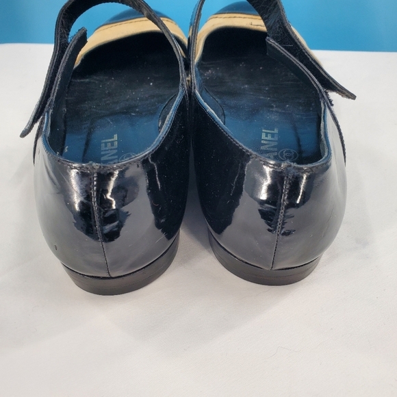 CHANEL tan and black Mary Jane flats 40 - Picture 12 of 16